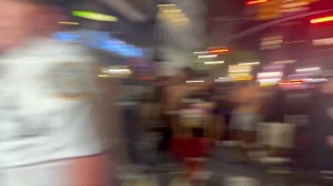 纽约？哥谭吧！纽约球迷街头燃放危险爆炸物 多人直接被警察扣走