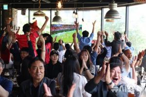 这就是世界杯!韩媒:韩国路上的士司机驻足看球,商场内市民庆祝
