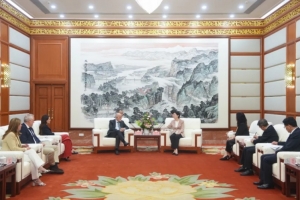 西甲主席特巴斯访问四川,进一步推动西甲与四川的交流合作