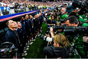 图赫尔抱怨FIFA:唱国歌时身前50个摄影师怼脸,这破坏了我的体验
