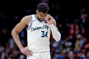 没有公开撕破脸!Shams:字母哥和经纪人始终坚持私下处理交易