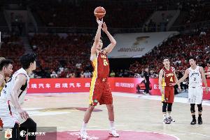 媒体人:当控卫们都掌控不了节奏时 为何不给杨瀚森更多的球权?